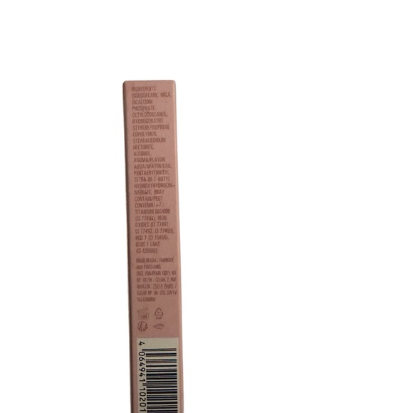 Kylie Jenner matte liquid lipstick 820 - Picture 2 of 5